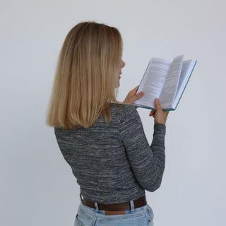 Злая Зая читает