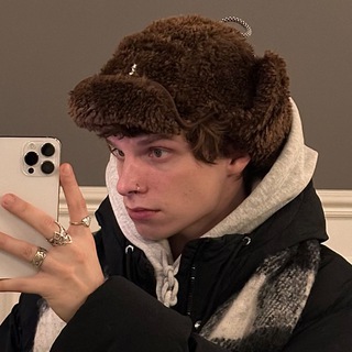 илюшка сплетничает