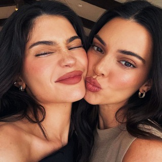 KENDALL & KYLIE JENNER