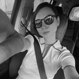 Юля Рыкова что-то пишет….