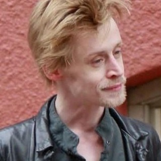 Маколей Калкин не умер?