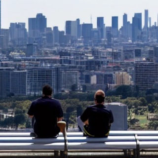 мужчина на заборе