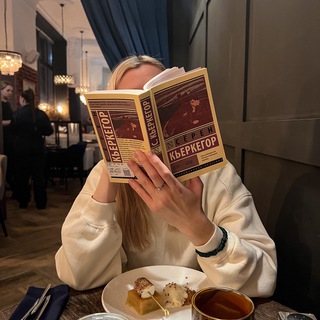 Лиззи со своими книжками