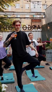 украла авокадо с фотостоков