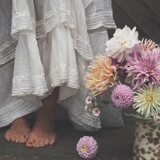 Чай на террасе с видом на лес