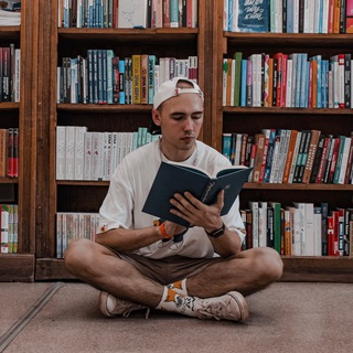 Вит что-то читает