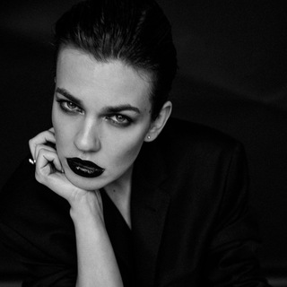 Выходит продюсер