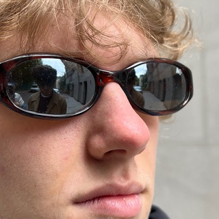 рома ем чипсы