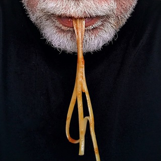 Вон тот мужчина за столиком