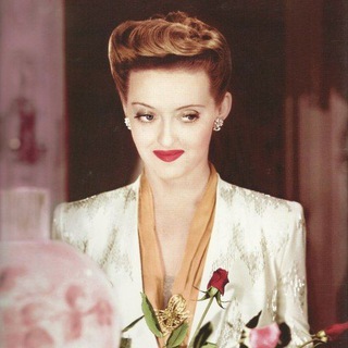 Таня смотрит кино