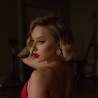 В доску женщина