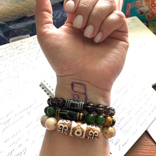 Браслеты талисманы с бусинами Дзи, свечи из медовой вощины