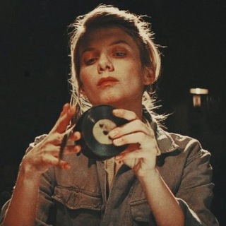 Женщина смотрит