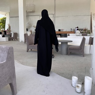 Айна печатает ...