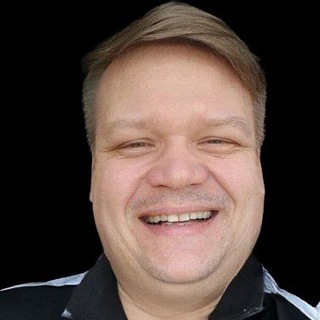 Энди Нюрров набирает сообщение...