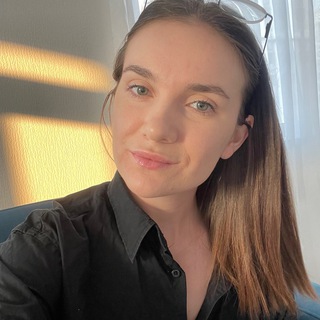 Настя ест и говорит