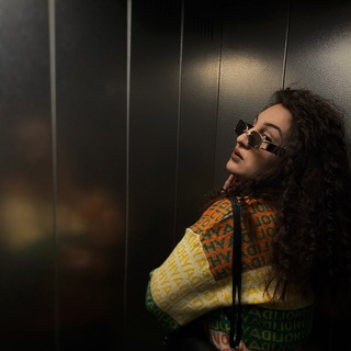 Анастейша печатает ...