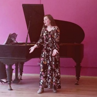 Анастасия у рояля