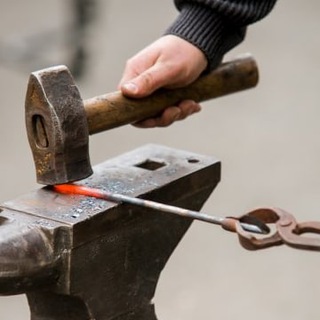 Между молотом и наковальней