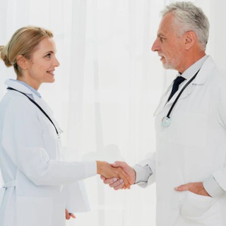 Врачи вместе для помощи друг другу