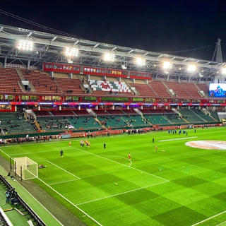 Сидя сбоку от ворот