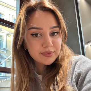 Ева что-то пишет