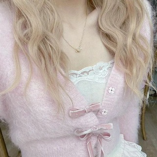 kiss me or live me. 🎀