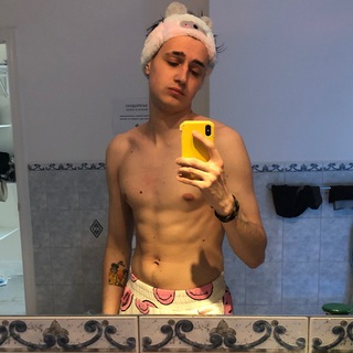 Эван показывает 🍆